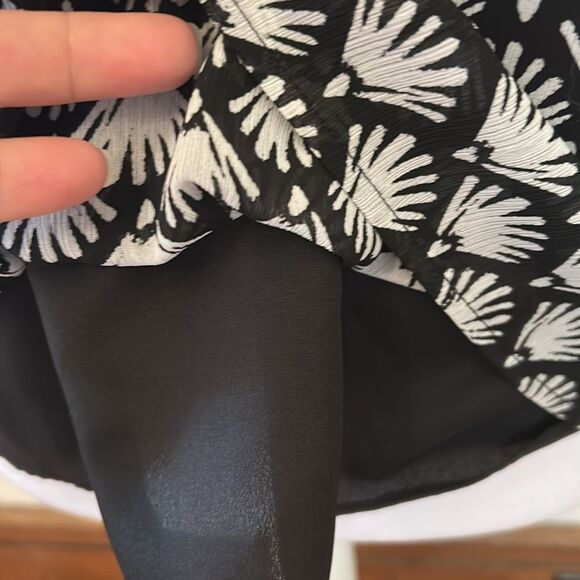 J. Crew Black and White Patterned short sleeve blouse Size S EUC - Picture 4 of 8